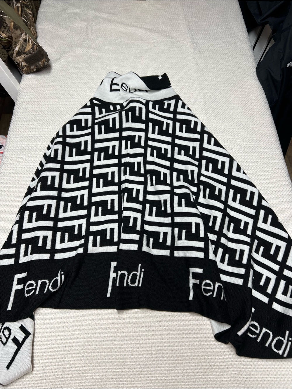 fendi poncho - Picture 2 of 2